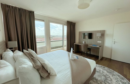 Monster Hotel | Steps to Coastal Trails — Free Parking, and Outdoor Adventures