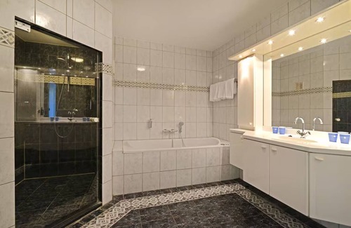 Monster Hotel | Steps to Coastal Trails — Free Parking, and Outdoor Adventures