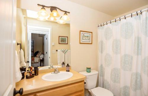 Sisters House | Steps to Downtown & Amazing Views-Hot Tub/Pool/AC