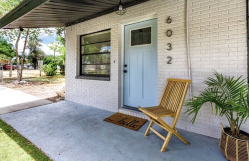 New Port Richey House | Steps to dwnt/7min to beach/queen bed/Free parking