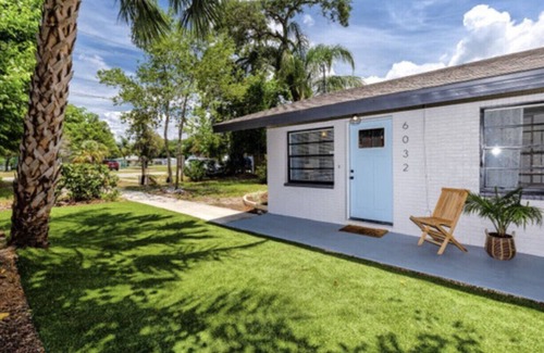New Port Richey House | Steps to dwnt/7min to beach/queen bed/Free parking