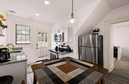 Historic Downtown Savannah Apartment | Steps to Everything, Renovated + Perfect for Groups by Lucky Savannah