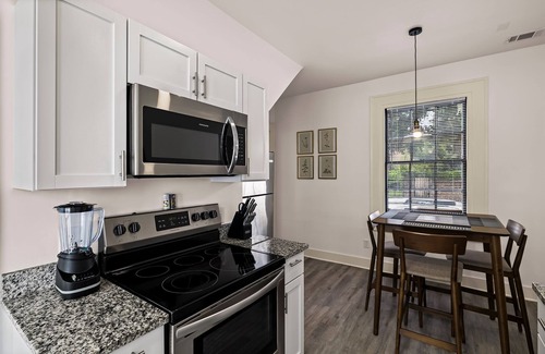 Historic Downtown Savannah Apartment | Steps to Everything, Renovated + Perfect for Groups by Lucky Savannah