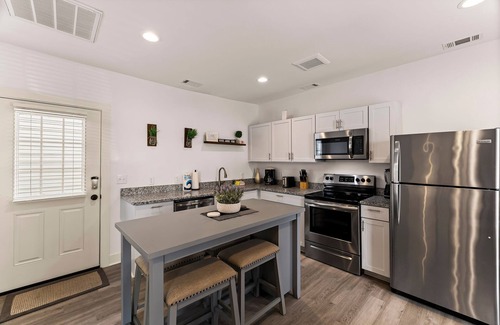 Historic Downtown Savannah Apartment | Steps to Everything, Renovated + Perfect for Groups by Lucky Savannah