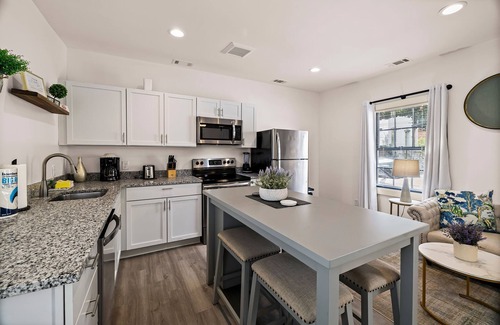 Historic Downtown Savannah Apartment | Steps to Everything, Renovated + Perfect for Groups by Lucky Savannah