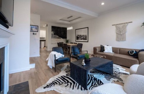 River West House | Steps to Fulton Market Downtown 4 bedroom Entire Home Sleeps 11 with City Views