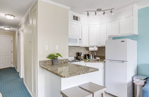 Galveston Condo | Steps to Galveston Beach: Corner-Unit Condo!