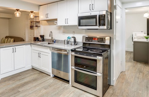 Viewpoint Apartment | Steps to Idylwood Park Beach: Redmond Retreat!