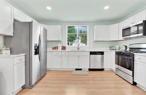 Lake George House | Steps to Lake, Beach & Canada St. Across Shepherds Park nPet Friendly Gem# 1