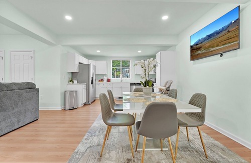 Lake George House | Steps to Lake, Beach & Canada St. Across Shepherds Park nPet Friendly Gem# 1