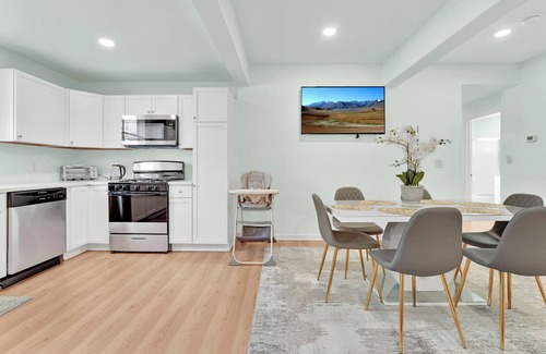 Lake George House | Steps to Lake, Beach & Canada St. Across Shepherds Park nPet Friendly Gem# 1