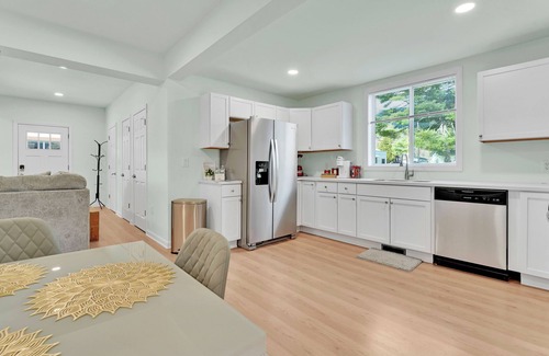 Lake George House | Steps to Lake, Beach & Canada St. Across Shepherds Park nPet Friendly Gem# 1