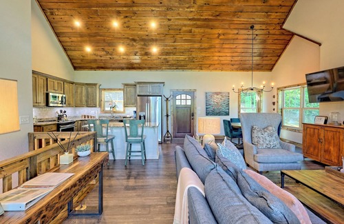 Clarkesville Cabin | Steps to Lake Burton! Enjoy beautiful mountain views, sunsets & relaxation.