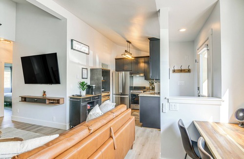 Pagosa Springs House | Steps to Lake + Kayaks: Remodeled Townhome with AC