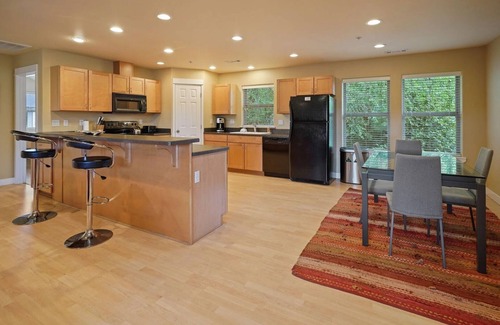Old Bend Apartment | Steps to Mcmenamins, A/C, Modern and Bright, Cozy Fireplace, Balcony