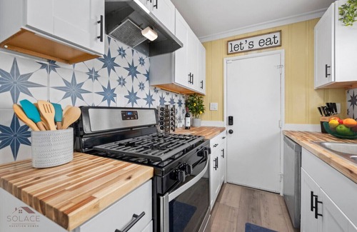 San Diego House | Steps to Ocean & Bay: Yard, Games, BBQ & More