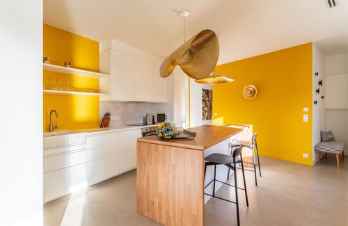 Avignon City Centre Apartment | Steps to Papal Palace — 3 luxury suites AC terrace reserved underground parking