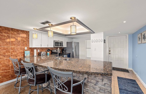 South Padre Island Apartment | Steps to Pool & Beach: South Padre Island Retreat!