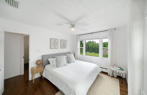 New Fairfield House | Steps to Private Beach! House on Coveted Candlewood Lake + Bonus Room & Fire Pit