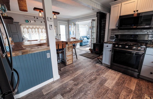 Ocean Bluff-Brant Rock Cottage | STEPS to Private Beach-7 Beds, 11 guests, Pool, Fenced Yard, River access
