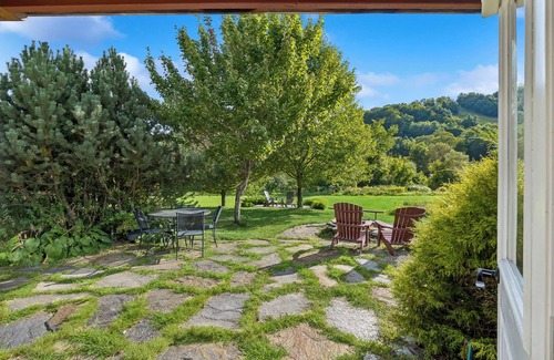South Pomfret House | Steps to S6! Firepit, BBQ, Views! - Little House