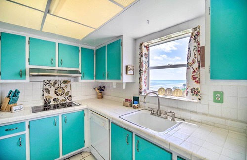 South Patrick Shores Condo | Steps to Sand: Satellite Beach Condo w/Views!