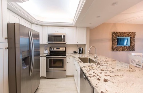Sanibel Hotel | Steps to Sanibel Beach | Garden Views, Sunset & Island Activities | 4 Units