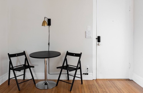 Roscoe Village Apartment | Steps to Shop, Eat, Train | Easy Access | Zencity