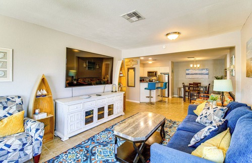 Port Aransas Condo | Steps to Shore: Condo w/Balcony in Port Aransas