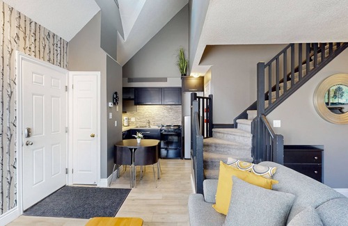 Craigleith House | Steps to ski loft with fireplace & deck + seasonal pool. hot tub, & tennis