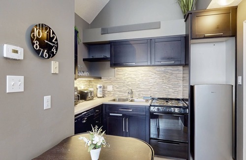 Craigleith House | Steps to ski loft with fireplace & deck + seasonal pool. hot tub, & tennis