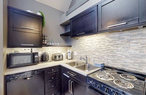 Craigleith House | Steps to ski loft with fireplace & deck + seasonal pool. hot tub, & tennis