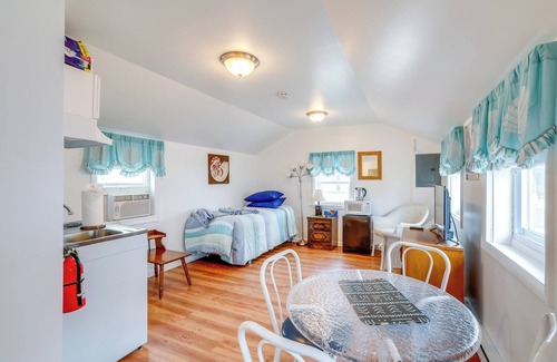 Surf City Cottage | Steps to Surf City Beach: Pet-Friendly Cottage!