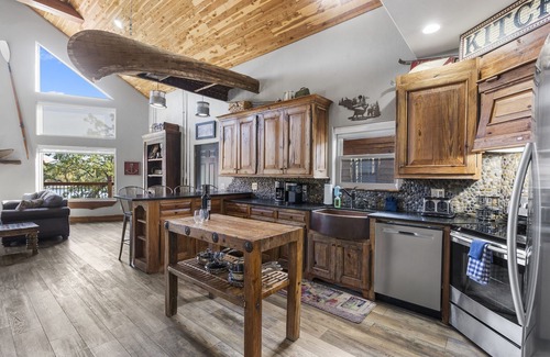 Branson House | Steps to Table Rock w Stunning Views- Cmty Pool-Firepit-Pool Table-Free Sdc Tickets