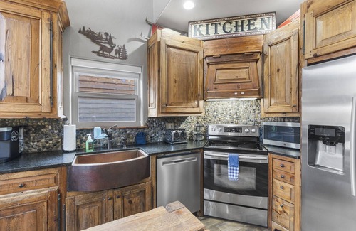 Branson House | Steps to Table Rock w Stunning Views- Cmty Pool-Firepit-Pool Table-Free Sdc Tickets