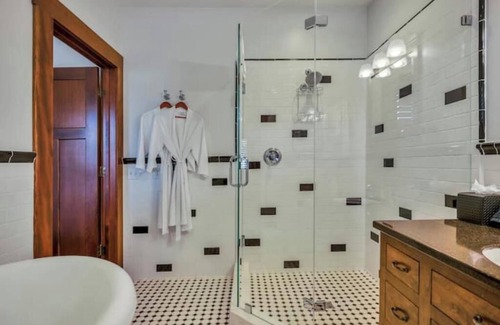 Calistoga Hotel | Steps to Tasting Rooms! Romantic Wine Country Escape w/Jetted Tub and Fireplace