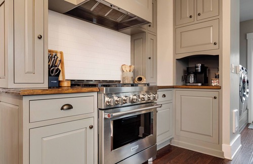 Carlton House | Steps to tasting rooms, restaurants, & local shops, Steps to tasting rooms, restaurants, and local s