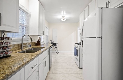Belmont Shore Apartment | Steps to the Beach - Long Beach Summer Getaway!