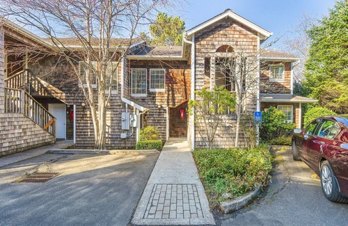 Tolovana Park House | Steps to the beach and downtown|3 ensuite BDR beach home|3 fireplaces|WiFi