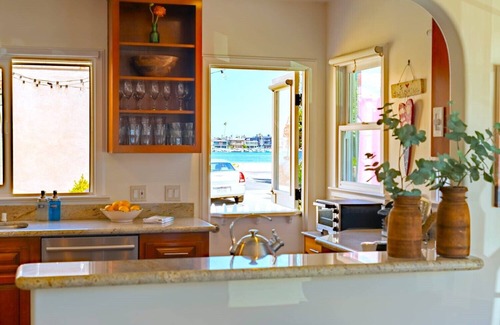 Belmont Shore House | Steps to the water, 2bd/2ba bay retreat, sleeps 6, AC, parking! All new & clean.