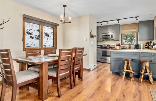 Windcliff Estates House | Stevenson Family Vacation At Windcliff 3 Bedroom Home by RedAwning