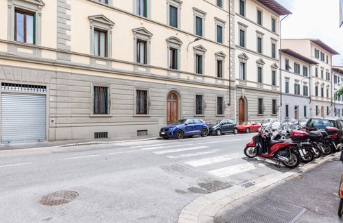 Careggi Rifredi Apartment | Stibbert & Statuto Elegant Flat with Balcony