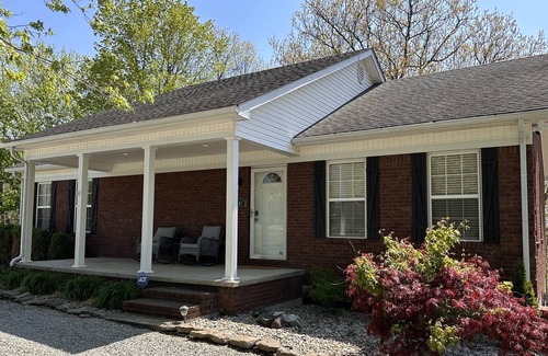 Bardstown House | Still Hill- Bourbon Trail Home on 5 acres with a hot tub and fire pit