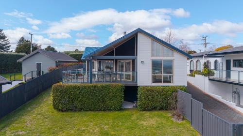 Waitahanui House | Still Water Retreat - beautiful lake front location and living