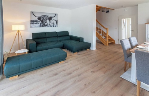 Dornum House | Stilvolle Neubau-doppelhaushälfte mit Garten