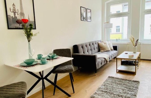 Andreasvorstadt Apartment | Stilvolles Apartment in zentraler Lage - Smart-TV, Queensize-Bett, Altbaustil, Küche in City-Nähe