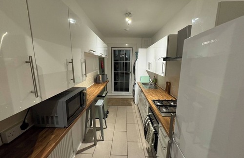 Tillicoultry Apartment | Stirling Haven: Charming 3B Apt in City Centre