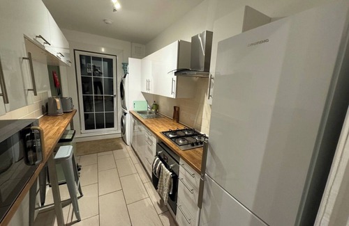 Tillicoultry Apartment | Stirling Haven: Charming 3B Apt in City Centre