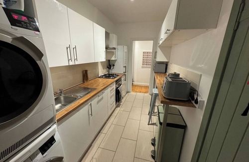 Tillicoultry Apartment | Stirling Haven: Charming 3B Apt in City Centre
