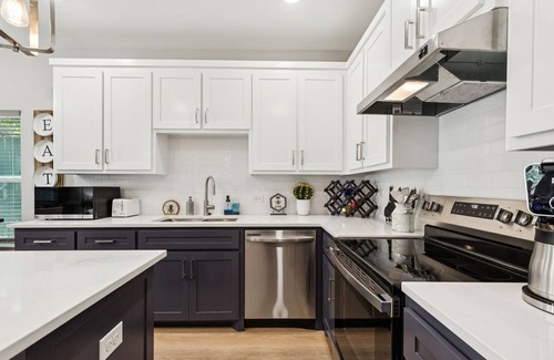 Fort Worth House | Stockyard Summit - Stylish New Home 2 Min to Fort Worth Stockyards. Sleeps 8!